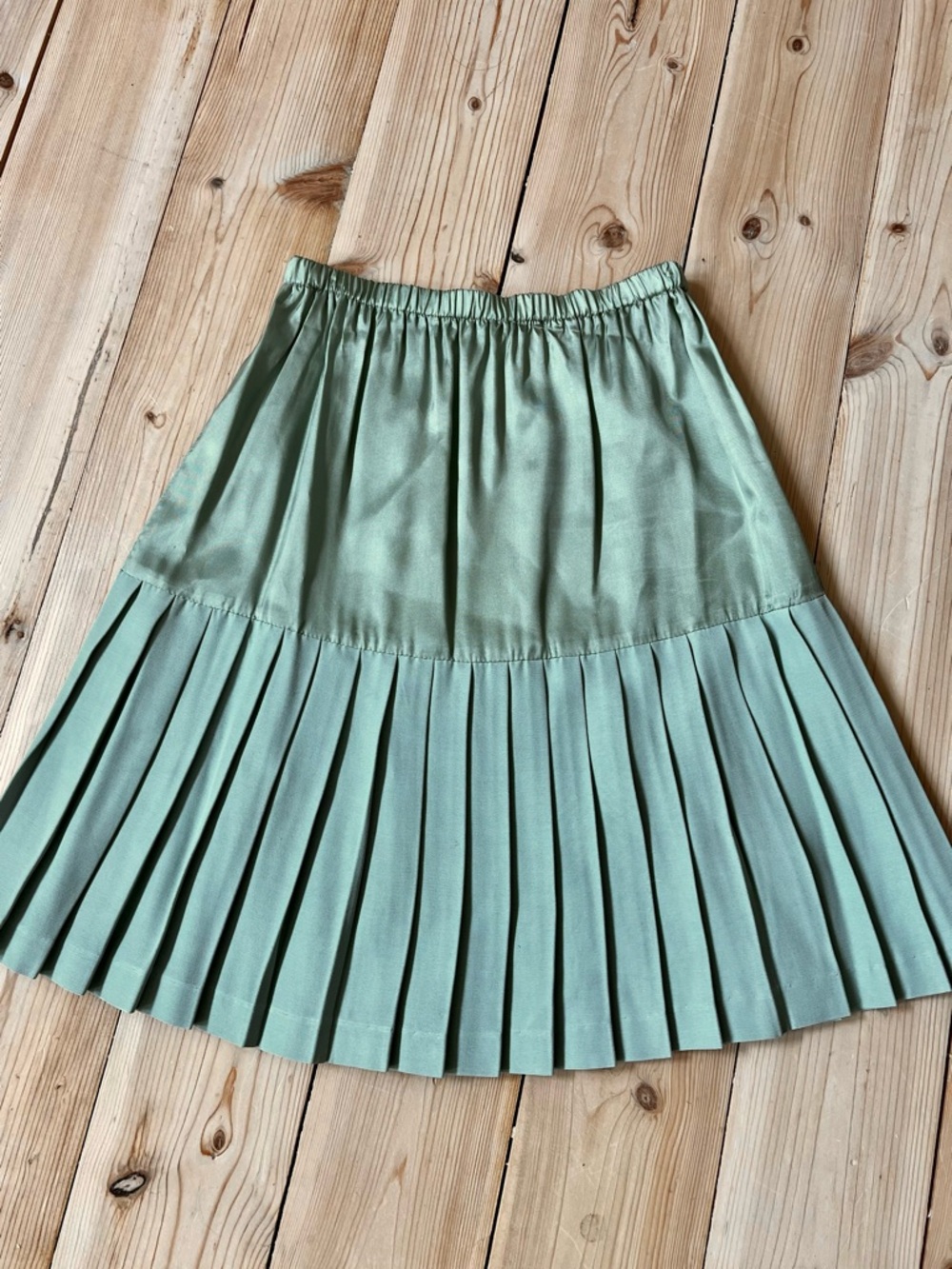 Gorgeous Vintage Seafoam Pleated Skirt - Picture 6 of 7